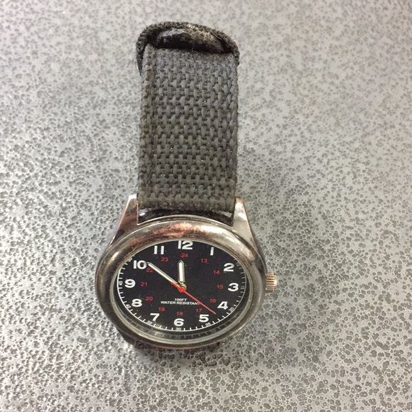 This a water resistant watch that go under 100 ft - Picture 3 of 3